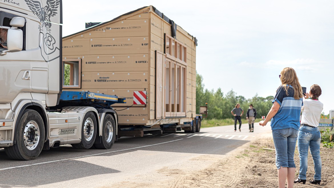 La casa piccola viene trasportata (© Chiela van Meerwijk)