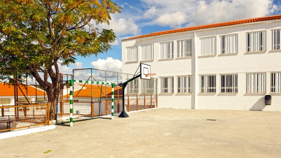 Einsatz von Geberit Connect zur Sicherstellung der Trinkwasserhygiene in öffentlichen Gebäuden wie Schulen und Kindergärten (© 2018 joserpizarro/Shutterstock) Einsatz von Geberit Connect zur Sicherstellung der Trinkwasserhygiene in öffentlichen Gebäuden wie Schulen und Kindergärten (© 2018 joserpizarro/Shutterstock)