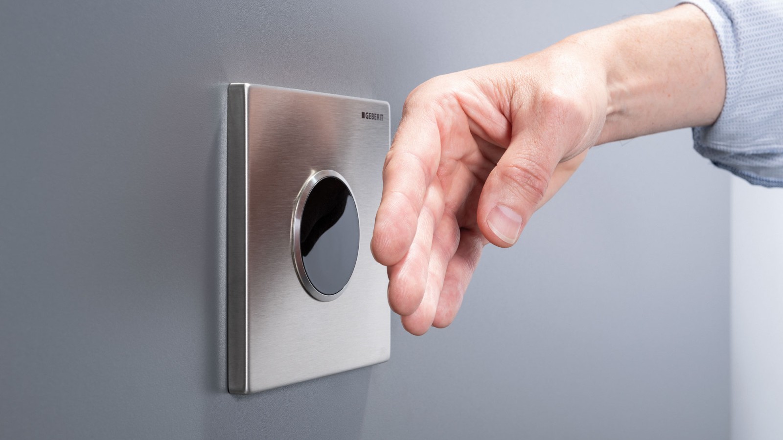 I comandi di risciacquo senza contatto degli orinatoi hanno un rilevamento dell’utente a infrarossi e consentono una programmazione a seconda delle esigenze e un’attivazione affidabile del risciacquo I comandi di risciacquo senza contatto degli orinatoi hanno un rilevamento dell’utente a infrarossi e consentono una programmazione a seconda delle esigenze e un’attivazione affidabile del risciacquo