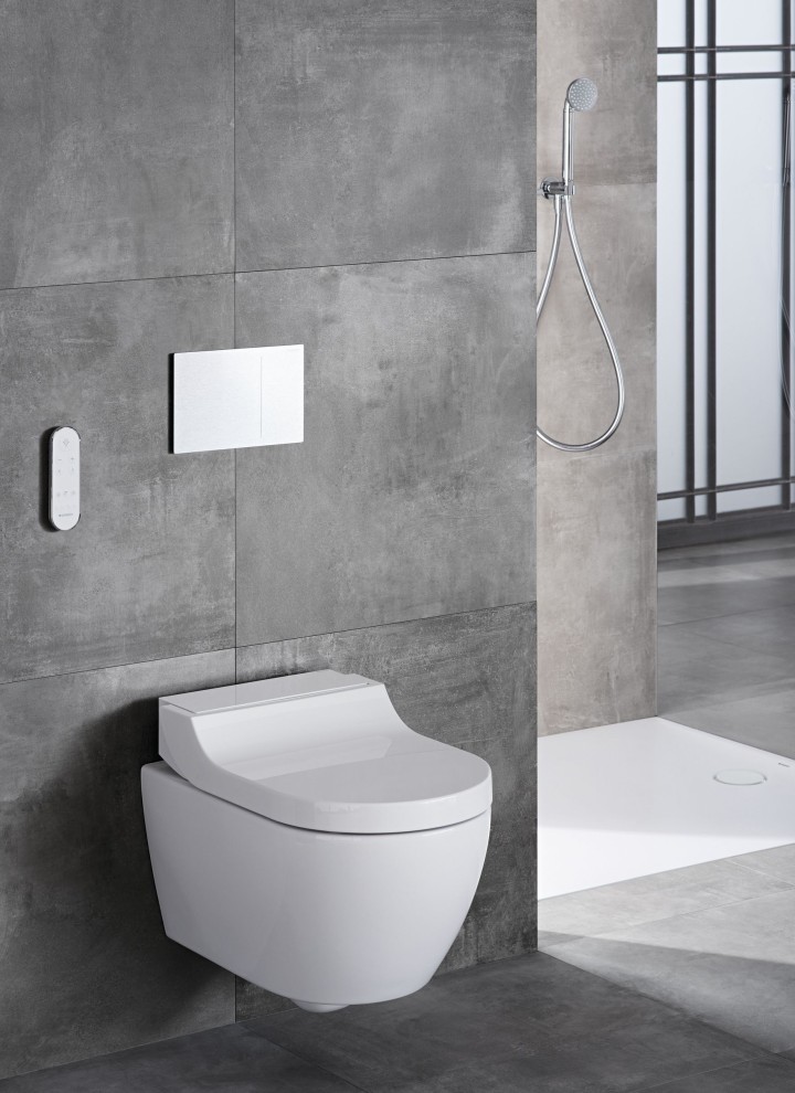 WCdoccetta Geberit AquaClean Tuma Classic in un bagno rivestito in grigio