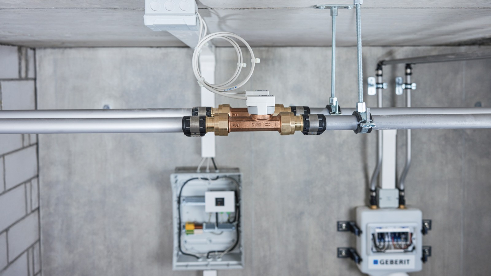 Die Geberit Sensoren für GEBUS werden direkt an das Gateway angeschlossen Die Geberit Sensoren für GEBUS werden direkt an das Gateway angeschlossen