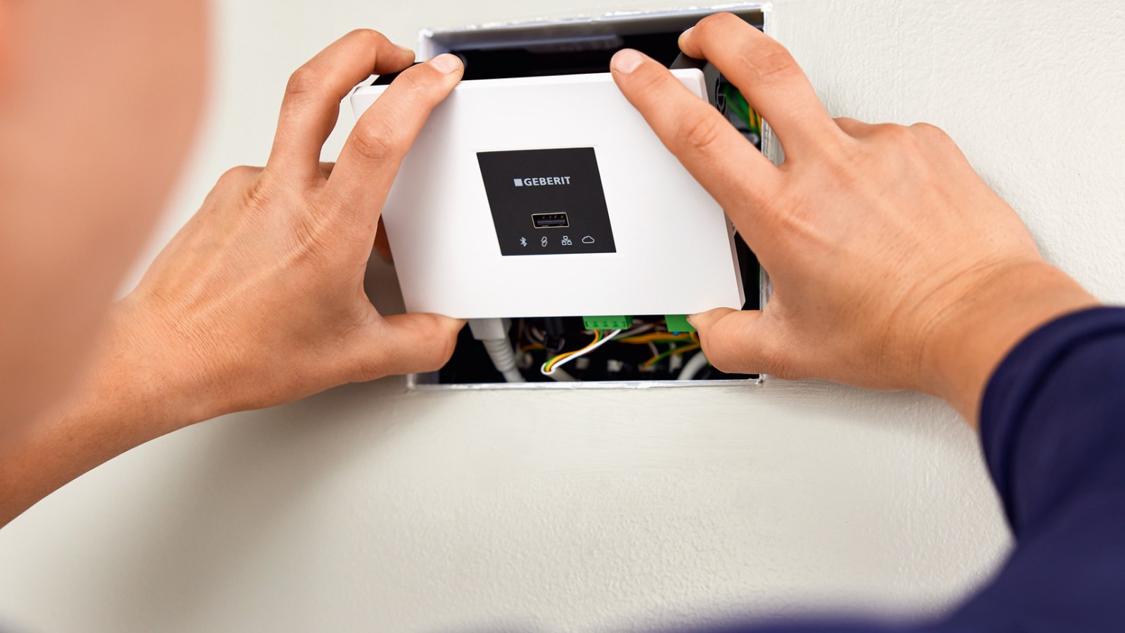 Einsetzen des Geberit Gateways Einsetzen des Geberit Gateways