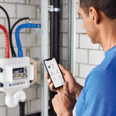 Bedienung der Geberit HS50 Hygienespülung mit der Geberit Control App (© Geberit)