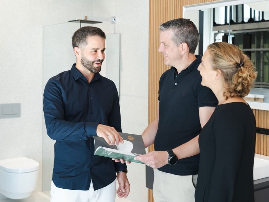 Entretien de conseil gratuit entre des clients et un conseiller Geberit Entretien de conseil gratuit entre des clients et un conseiller Geberit