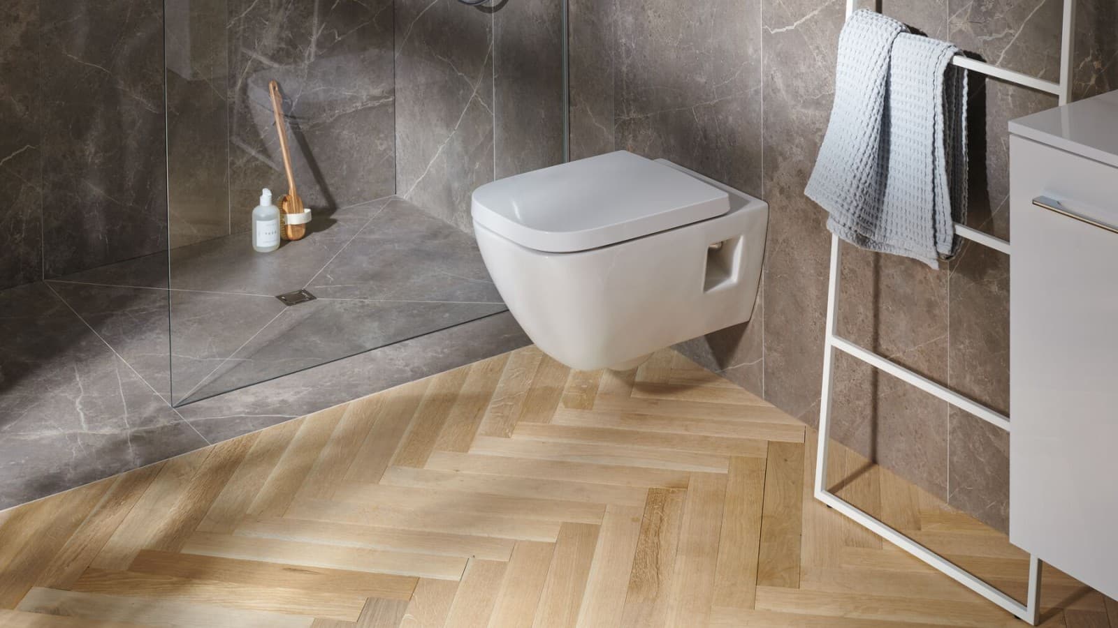 WC Geberit Selnova Square et écoulement pour douche de plain-pied Geberit WC Geberit Selnova Square et écoulement pour douche de plain-pied Geberit