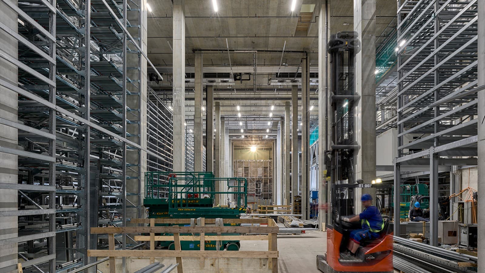 Les produits sont brièvement stockés dans l’entrepôt à hauts rayonnages avant d’être distribués dans toute la Suisse. (© Ben Huggler)
