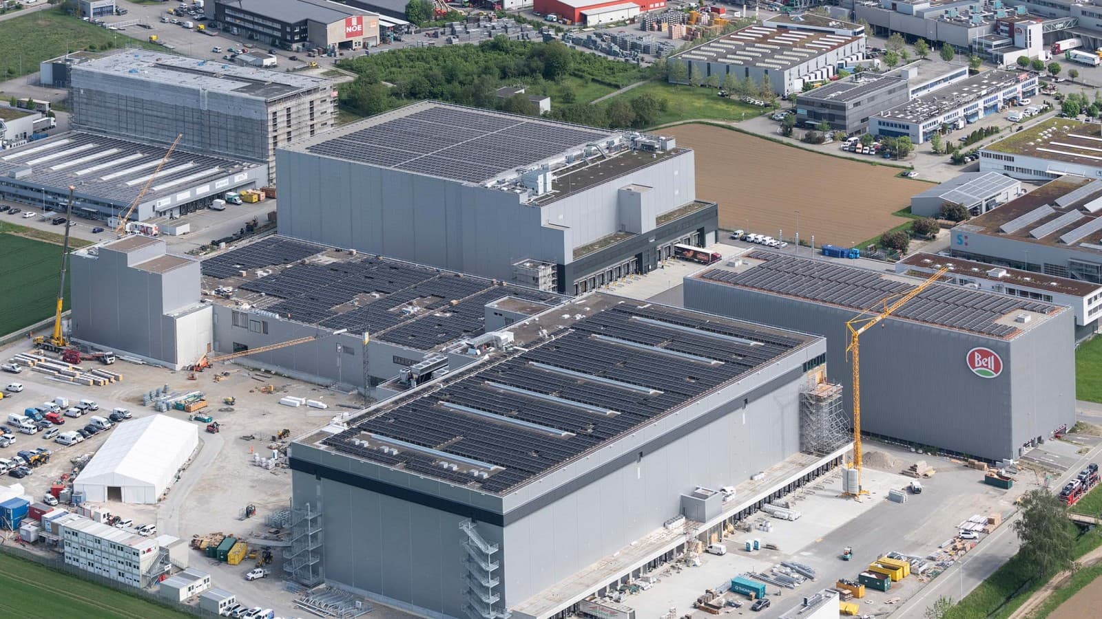 Le projet de construction englobe trois nouveaux bâtiments et progresse bien. (© Photo Basilisk AG) Le projet de construction englobe trois nouveaux bâtiments et progresse bien. (© Photo Basilisk AG)