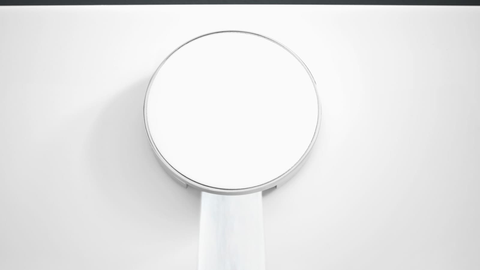 Badewannenablauf weiss mit chrom und laufendem Wasser Badewannenablauf weiss mit chrom und laufendem Wasser