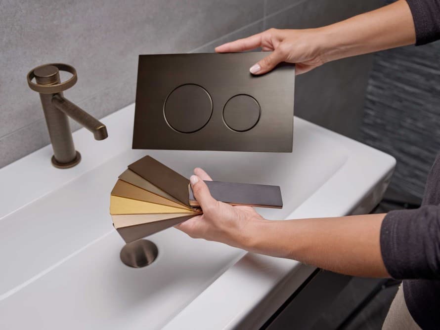 Geberit Sigma40 adatta per rubinetteria per lavabo con finitura metallica in bronzo anticato.