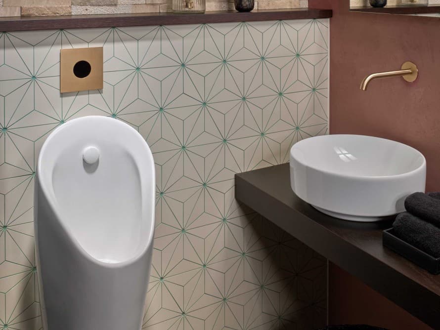 La copertura per orinatoio tipo 40 con azionamento del risciacquo senza contatto manuale si abbina perfettamente con le rubinetterie da lavabo dei principali produttori, conferendo un tocco di design di alta qualità.