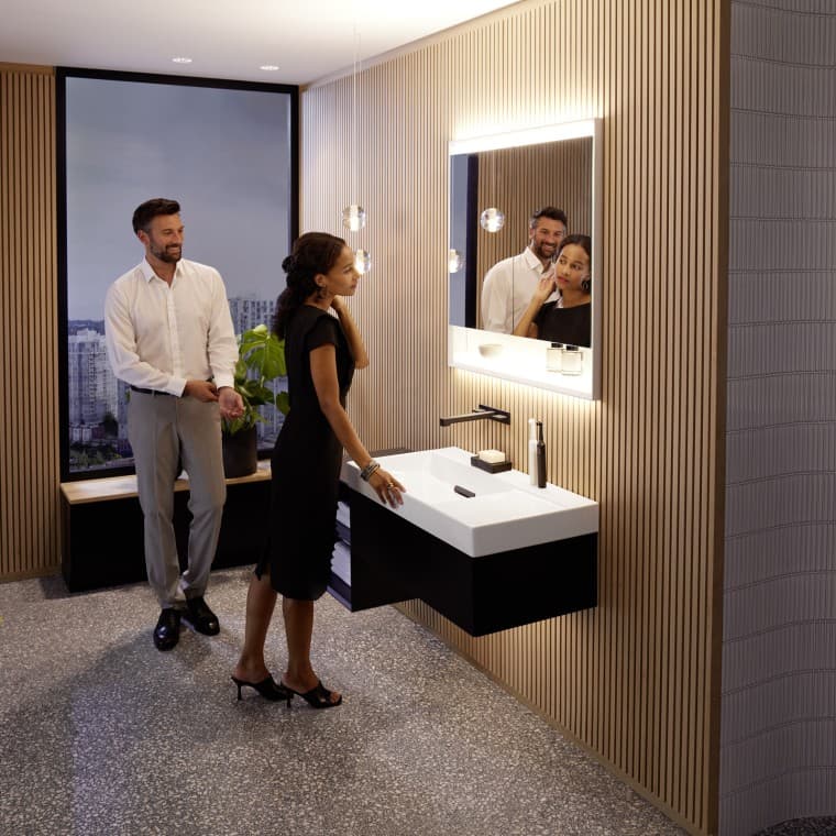 Un homme et une femme dans une salle de bains de la série Geberit ONE Un homme et une femme dans une salle de bains de la série Geberit ONE