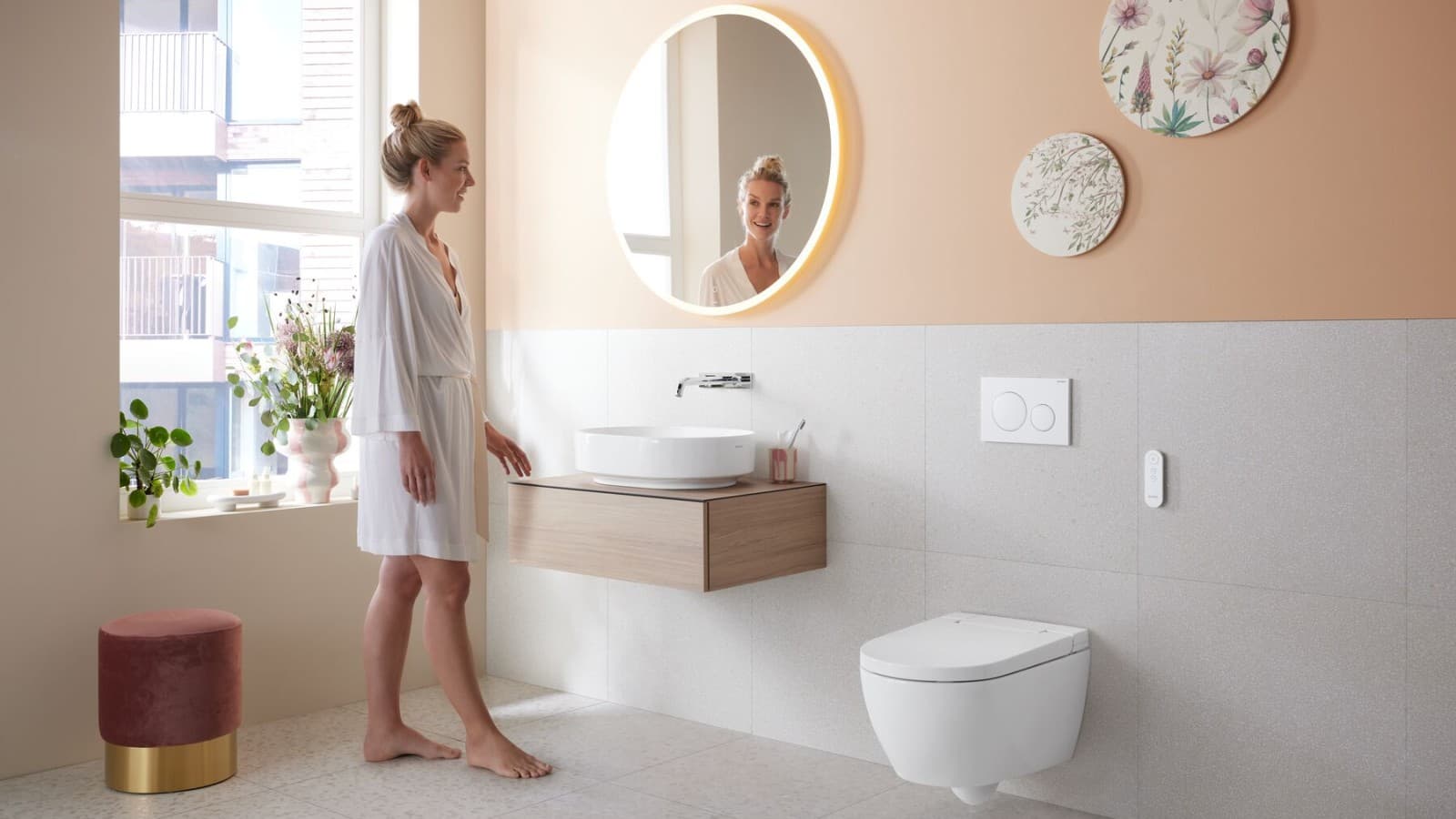 Frau in Badezimmer mit Geberit AquaClean Alba Frau in Badezimmer mit Geberit AquaClean Alba