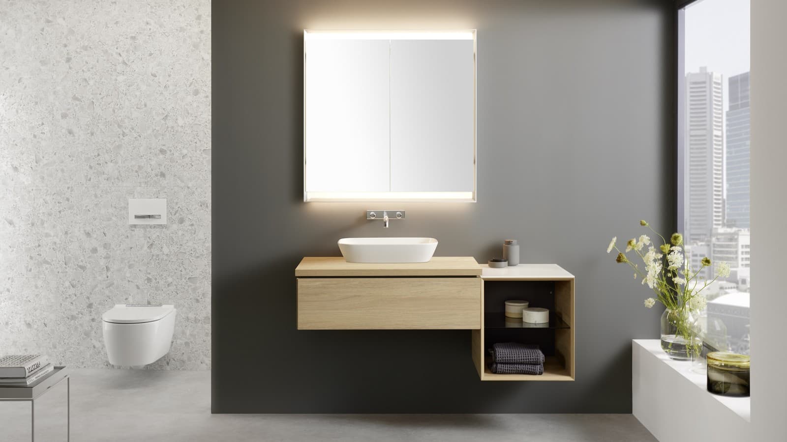 Geberit ONE Badezimmer mit Spiegelschrank (© Geberit) Geberit ONE Badezimmer mit Spiegelschrank (© Geberit)