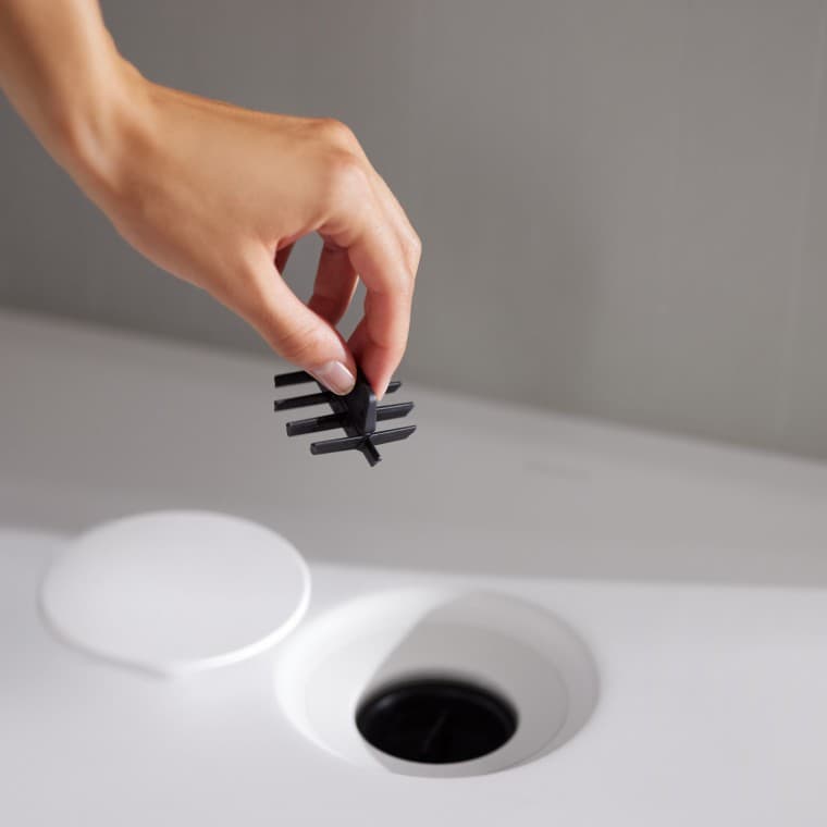 Le filtre à cheveux intégré se trouve dans l'écoulement du receveur de douche Geberit CleanFloor30. Le filtre à cheveux intégré se trouve dans l'écoulement du receveur de douche Geberit CleanFloor30.