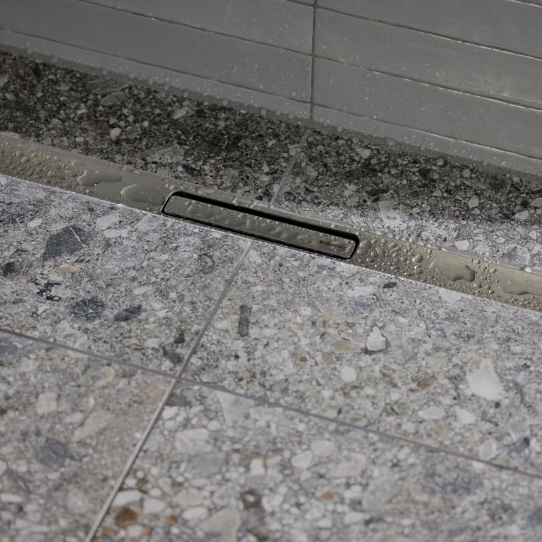 L'eau s'écoule via un profilé élégant en acier inoxydable. L'eau s'écoule via un profilé élégant en acier inoxydable.