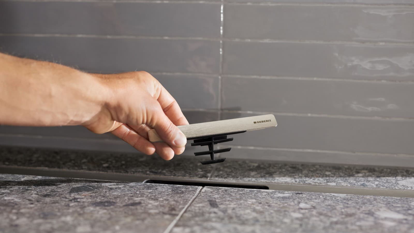 Écoulement de douche de la série Geberit CleanLine avec filtre à cheveux intégré en forme de peigne Écoulement de douche de la série Geberit CleanLine avec filtre à cheveux intégré en forme de peigne