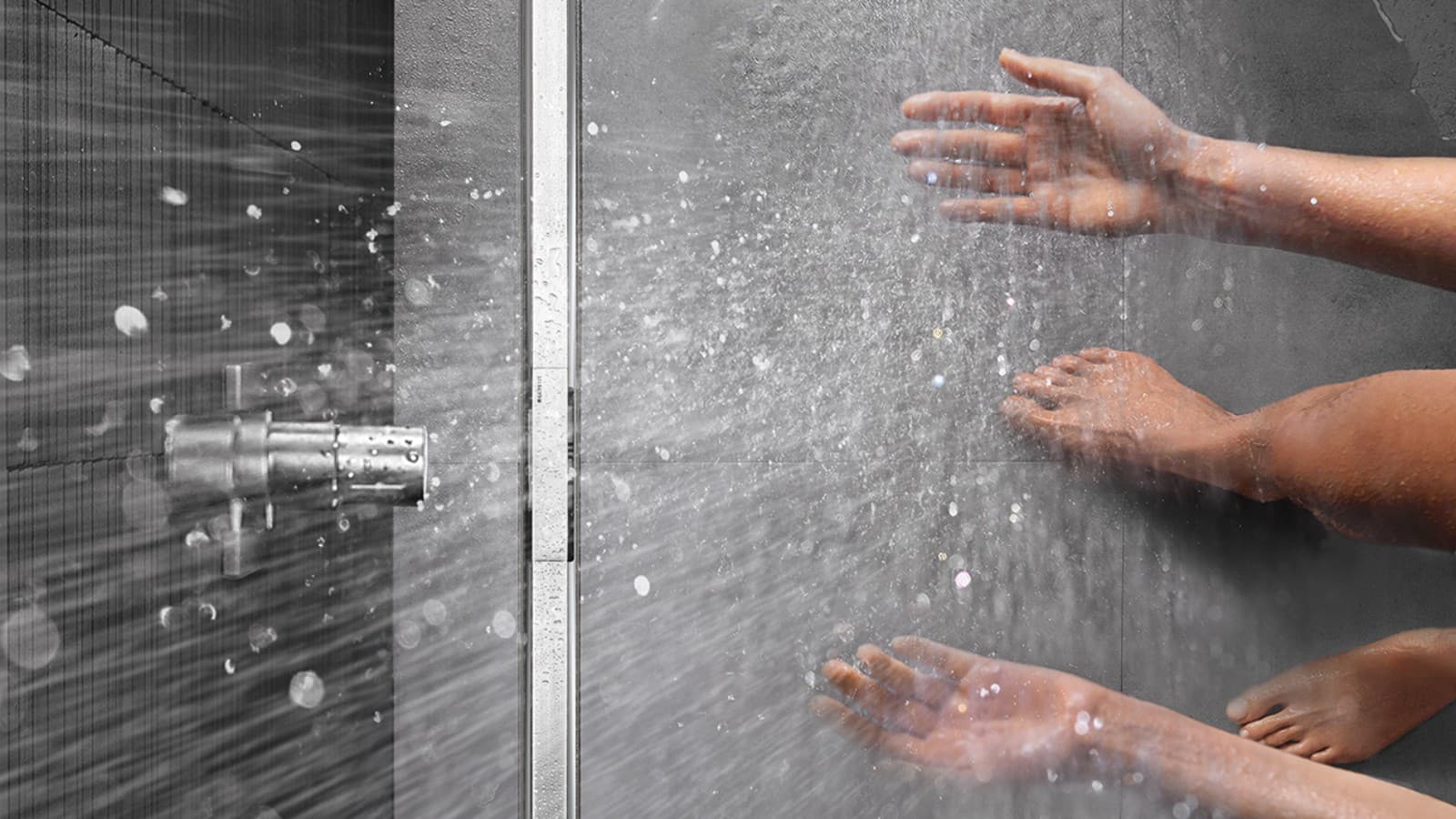 Person duscht in bodenebener Dusche, die mit der Duschrinne Geberit CleanLine ausgestattet ist Person duscht in bodenebener Dusche, die mit der Duschrinne Geberit CleanLine ausgestattet ist