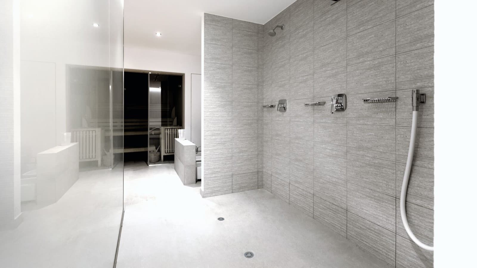 Halböffentlicher Sanitärraum mit Geberit Duschbodenablauf aus Vinyl (PVC) Halböffentlicher Sanitärraum mit Geberit Duschbodenablauf aus Vinyl (PVC)