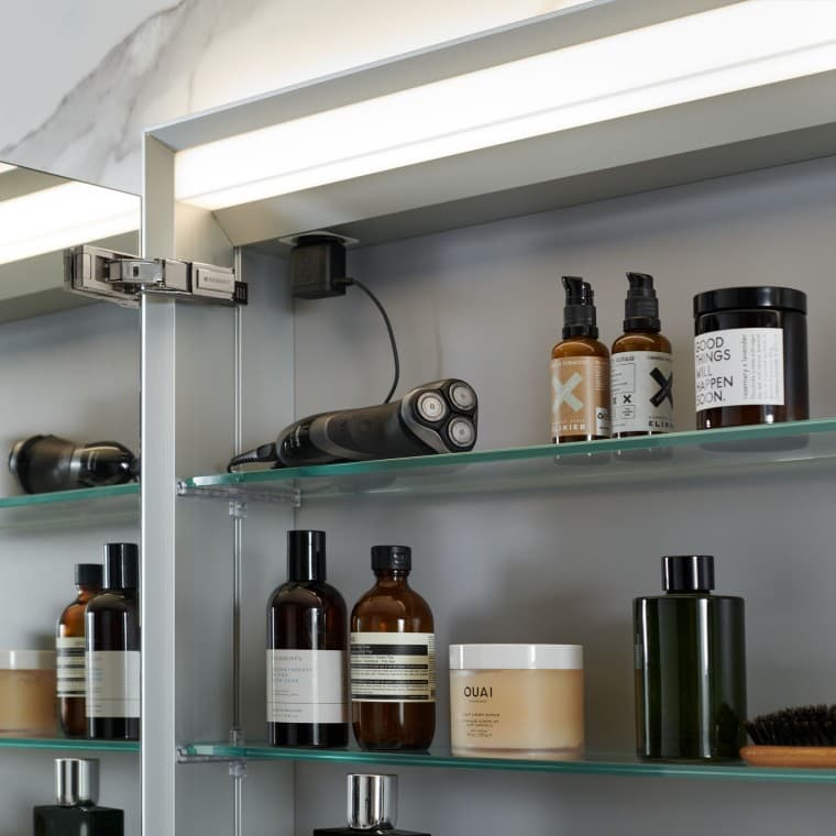 Geöffneter Geberit ONE Spiegelschrank Geöffneter Geberit ONE Spiegelschrank