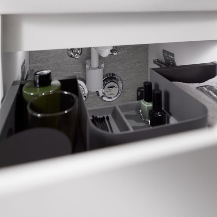Espace de rangement intelligent grâce aux compartiments de tiroirs et aux boîtes de rangement en option, pour plus de clarté et d'ordre. Parallèlement, l'accès facile au siphon facilite l'entretien et la maintenance. Espace de rangement intelligent grâce aux compartiments de tiroirs et aux boîtes de rangement en option, pour plus de clarté et d'ordre. Parallèlement, l'accès facile au siphon facilite l'entretien et la maintenance.