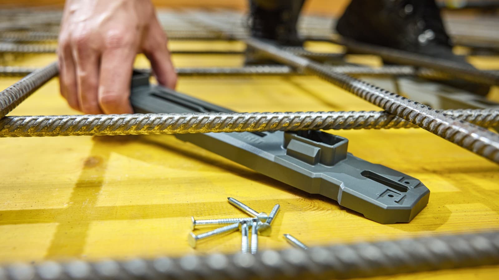 Le collier à sceller en dalle Geberit peut également être fixé directement sur les panneaux de coffrage à l'aide de clous. Le collier à sceller en dalle Geberit peut également être fixé directement sur les panneaux de coffrage à l'aide de clous.