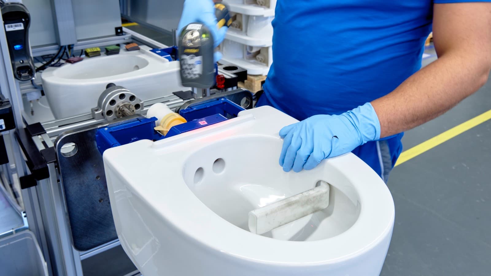 Geberit Mitarbeiter arbeitet in Jona an Dusch-WC Geberit AquaClean Mera Geberit Mitarbeiter arbeitet in Jona an Dusch-WC Geberit AquaClean Mera