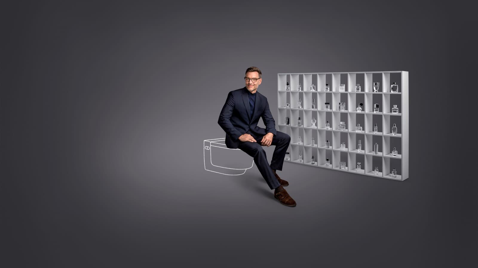 Mick sitzt auf dem Geberit AquaClean Dusch-WC Mera. Mick sitzt auf dem Geberit AquaClean Dusch-WC Mera.