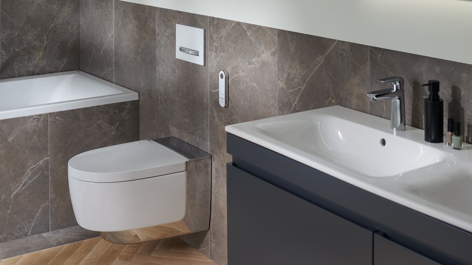 Das glanzverchromte AquaClean Mera im Badezimmer Das glanzverchromte AquaClean Mera im Badezimmer