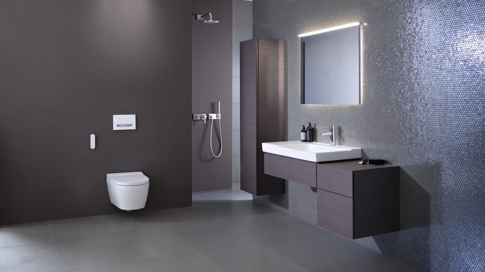 Braunes Badezimmer mit Geberit AquaClean Sela Braunes Badezimmer mit Geberit AquaClean Sela