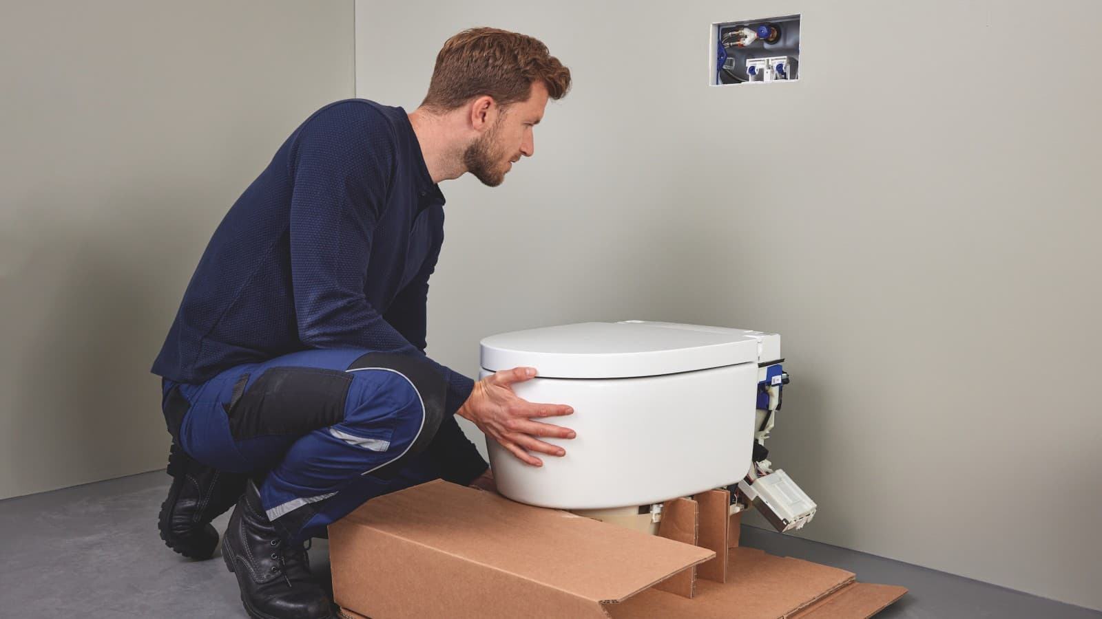 Un professionnel du sanitaire installe un WCdouche Geberit AquaClean Sela Un professionnel du sanitaire installe un WCdouche Geberit AquaClean Sela