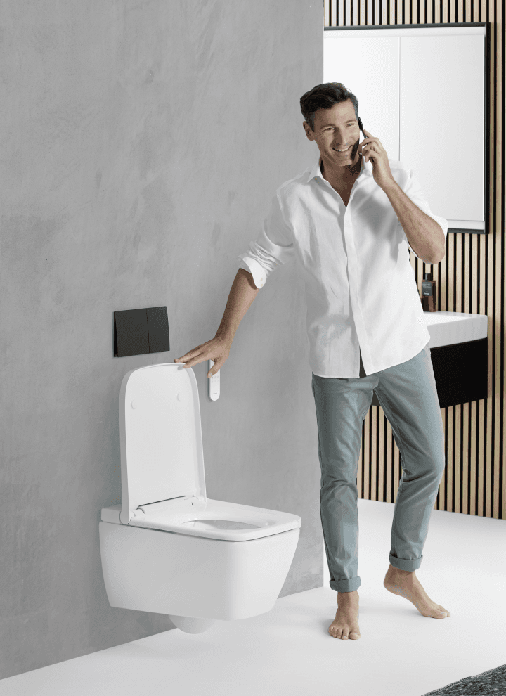 Customer Service Geberit AquaClean Mitarbeiterin am Telefon Customer Service Geberit AquaClean Mitarbeiterin am Telefon