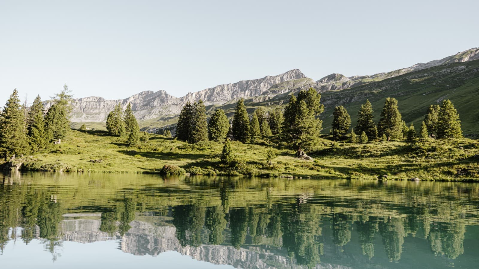 Spiegelungen im Schweizer Bergsee Engstlensee auf 1’835 m ü. M. Fotograf: Bruno Augsburger (© Geberit) Spiegelungen im Schweizer Bergsee Engstlensee auf 1’835 m ü. M. Fotograf: Bruno Augsburger (© Geberit)