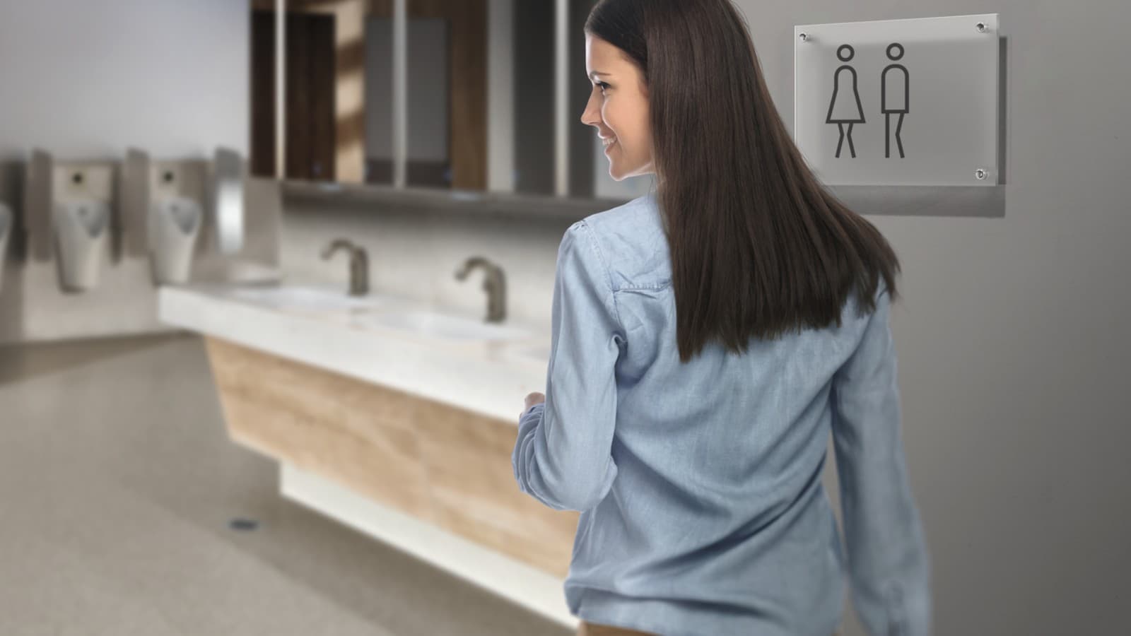 Giovane donna dai capelli scuri in un WC pubblico Giovane donna dai capelli scuri in un WC pubblico