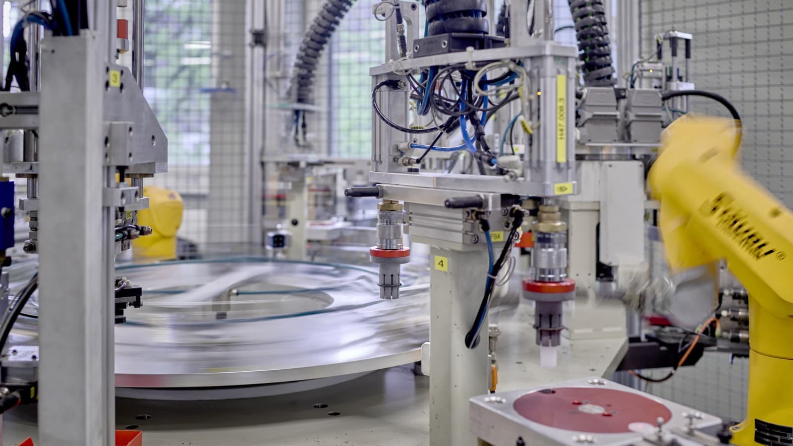 Différents systèmes de conduite Geberit sont utilisés dans les installations de production