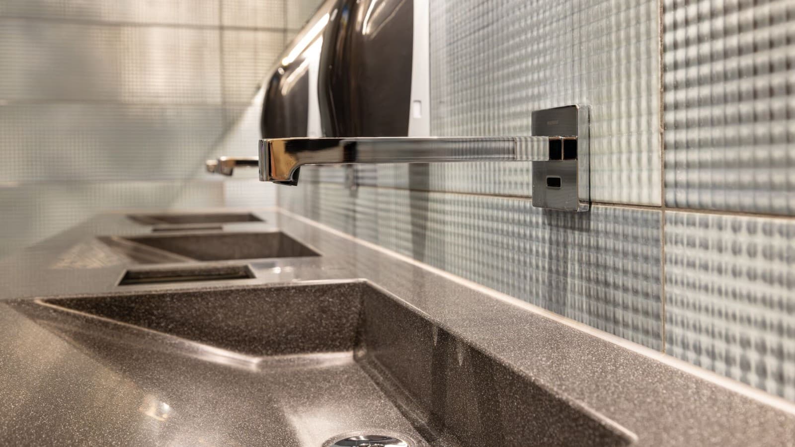 Rubinetto a parete Geberit Brenta per il lavabo Rubinetto a parete Geberit Brenta per il lavabo