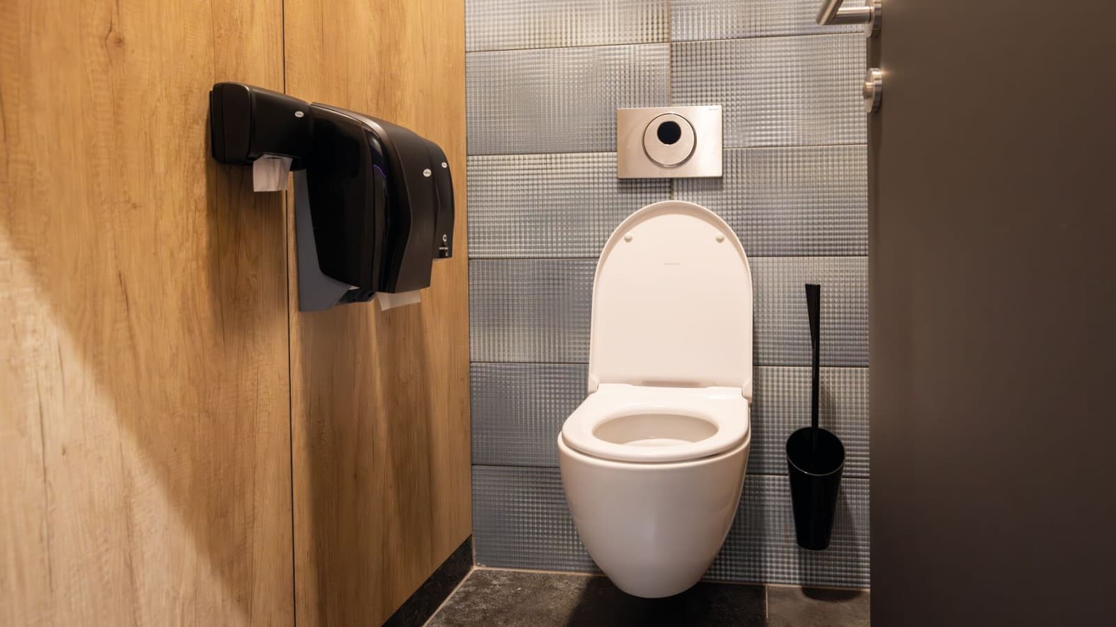 WC Geberit Acanto con placca di comando Geberit Sigma 10 WC Geberit Acanto con placca di comando Geberit Sigma 10