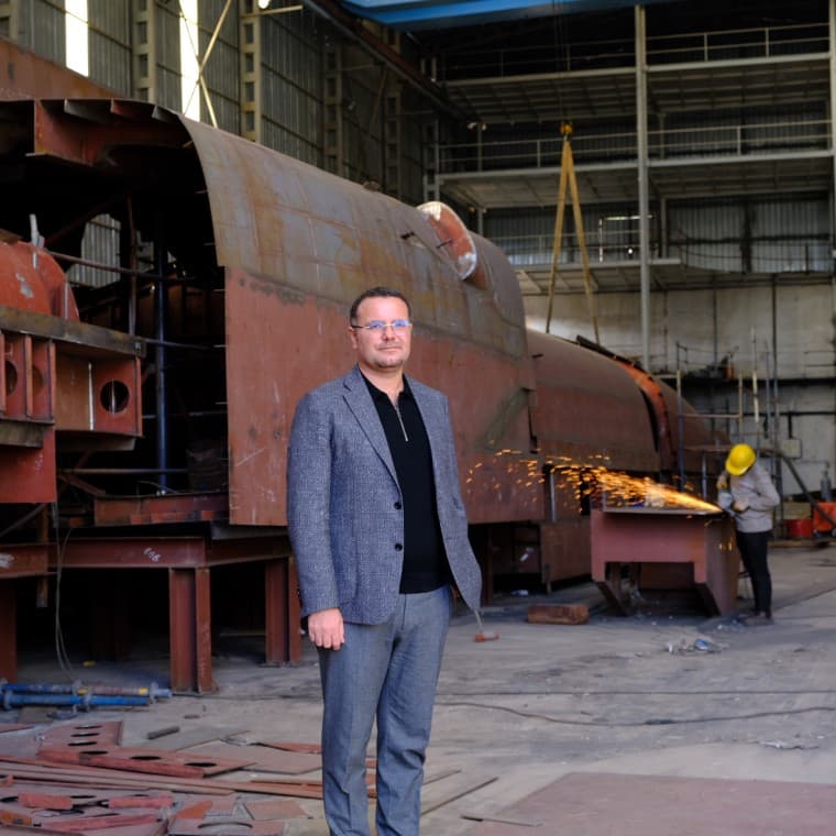 Le directeur Onun Tekir dans l’un des ateliers du chantier naval ADA Yacht à Bodrum. Ici, un yacht de 50 mètres de long est en cours de construction pour un client italien (© Serkan Ali Çiftçi) Le directeur Onun Tekir dans l’un des ateliers du chantier naval ADA Yacht à Bodrum. Ici, un yacht de 50 mètres de long est en cours de construction pour un client italien (© Serkan Ali Çiftçi)