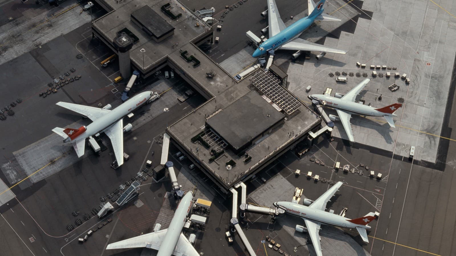 Le terminal B de l’aéroport de Zurich vu du ciel (début des années 1980) (© Swissair)