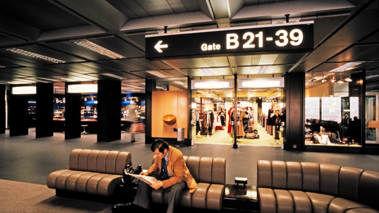 Photo de l’intérieur du terminal B de l’aéroport de Zurich-Kloten prise dans les années 1980 (© Bibliothèque de l’EPF Zurich)