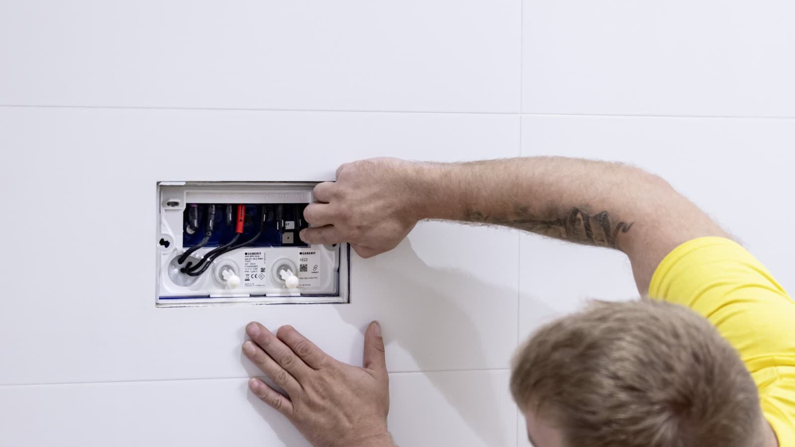 Nel bagno, nell’ultimo punto di prelievo è stato integrato un risciacquo igienico Geberit HS50 in una cassetta di risciacquo ad incasso Nel bagno, nell’ultimo punto di prelievo è stato integrato un risciacquo igienico Geberit HS50 in una cassetta di risciacquo ad incasso