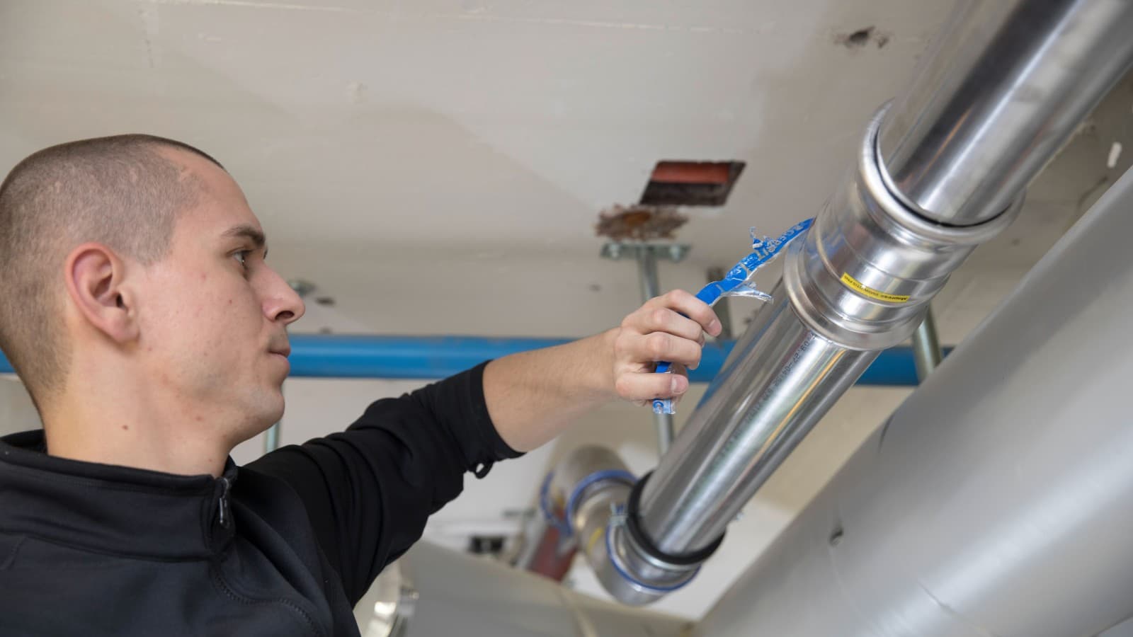 Après le sertissage, il suffit de retirer l’indicateur sur le système Geberit Mapress
