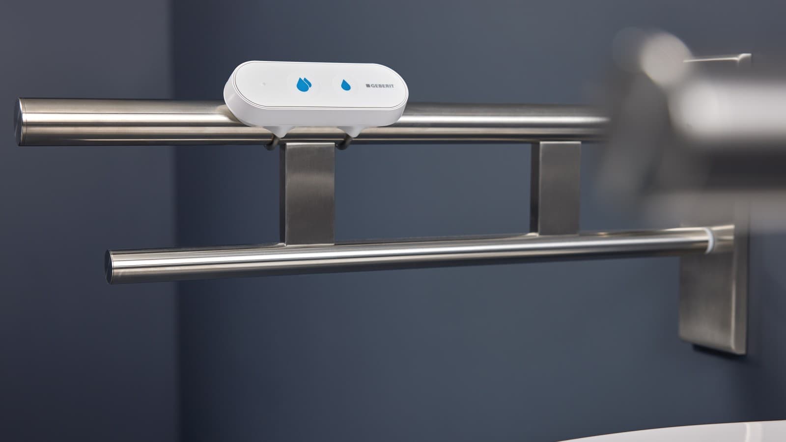 Die Geberit Bluetooth®-Fernauslösung lässt sich einfach montieren und auch nachträglich mühelos integrieren