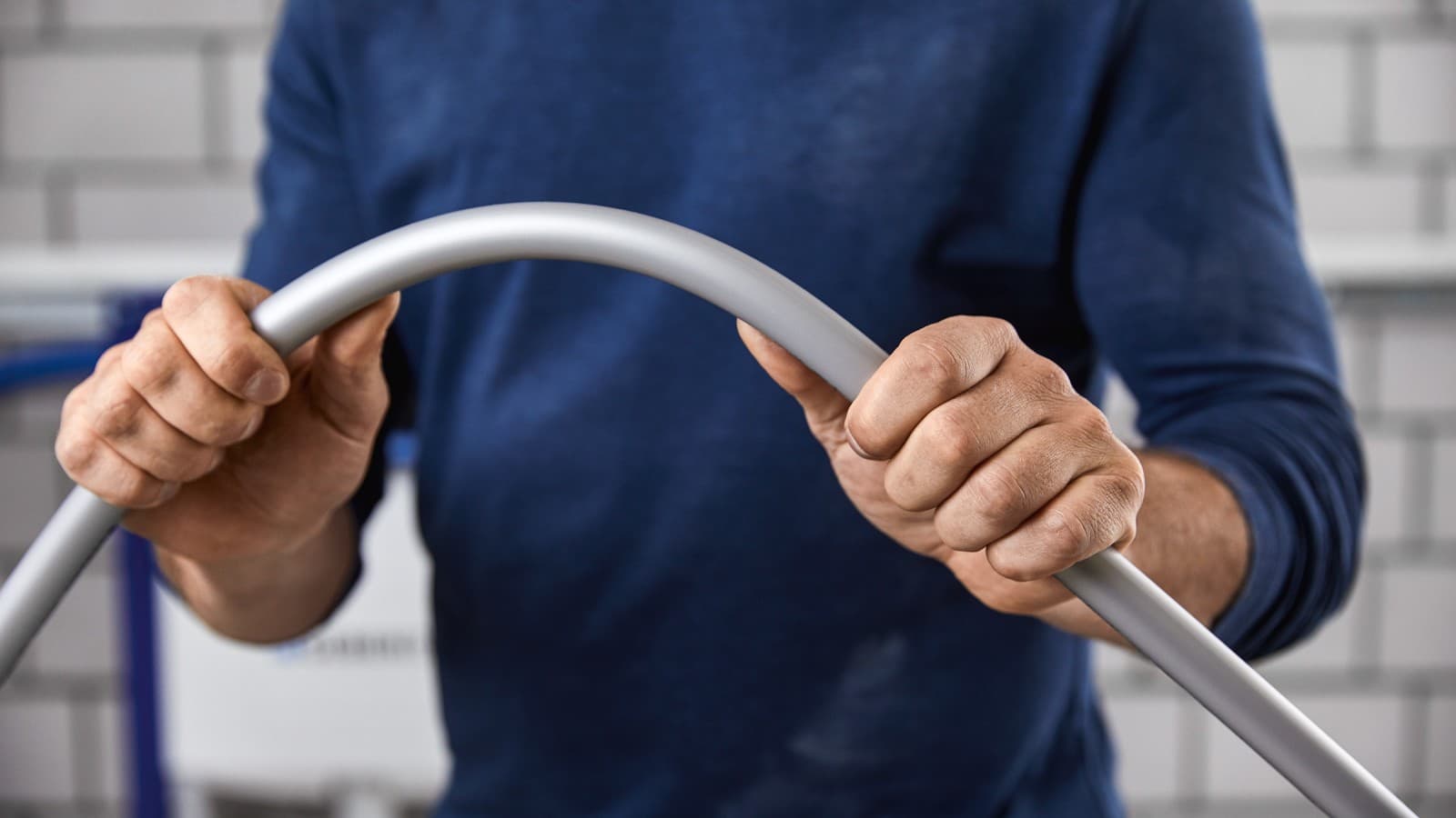 Biegen von Hand der Geberit FlowFit Rohre Biegen von Hand der Geberit FlowFit Rohre