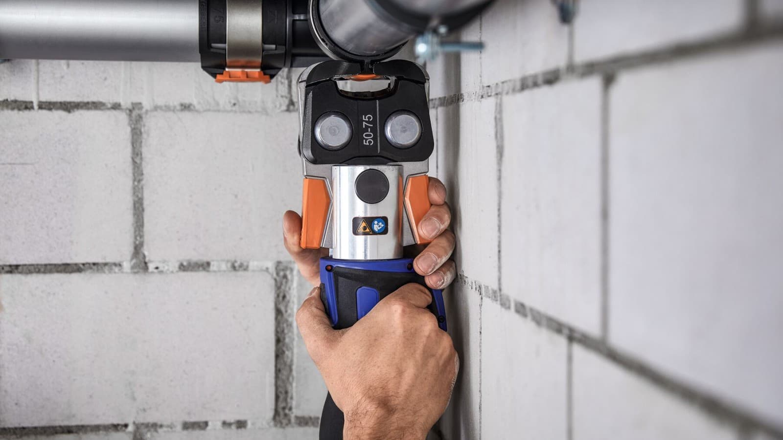 Geberit FlowFit kann an engen Stellen verpresst werden Geberit FlowFit kann an engen Stellen verpresst werden