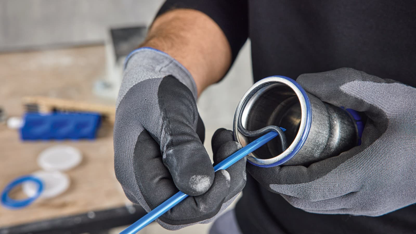 Remplacement du joint torique d’un raccord à sertir Geberit Mapress à l’aide de l’extracteur de joints Geberit