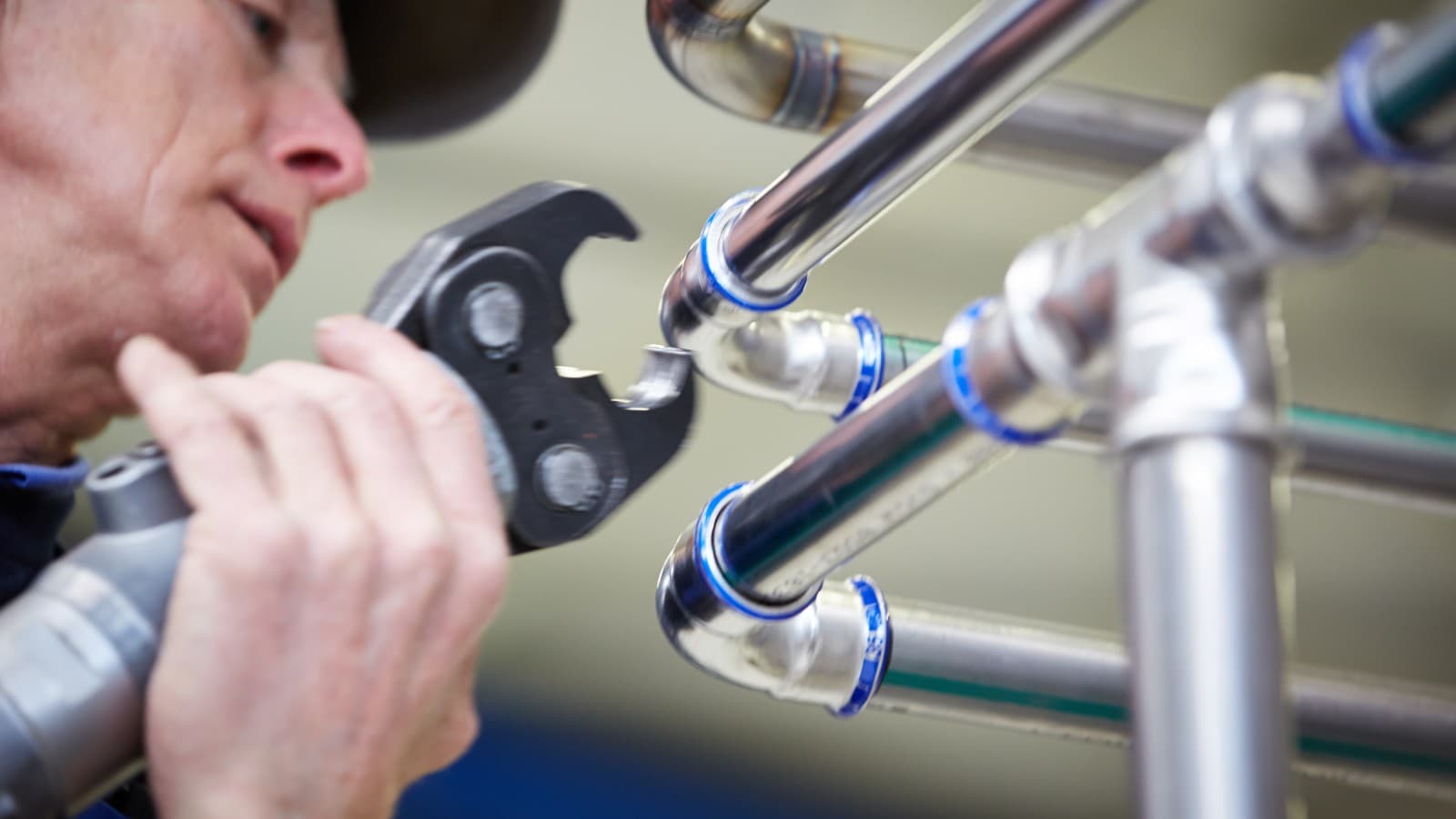 Façonnage facile avec Geberit Mapress acier inoxydable