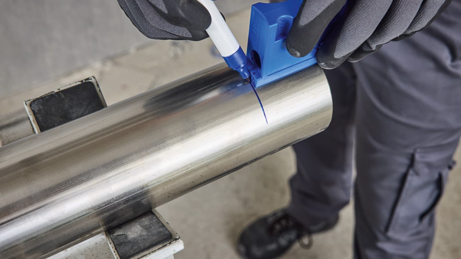 Markierung mit der Geberit Mapress Einschubtiefenschablone Markierung mit der Geberit Mapress Einschubtiefenschablone