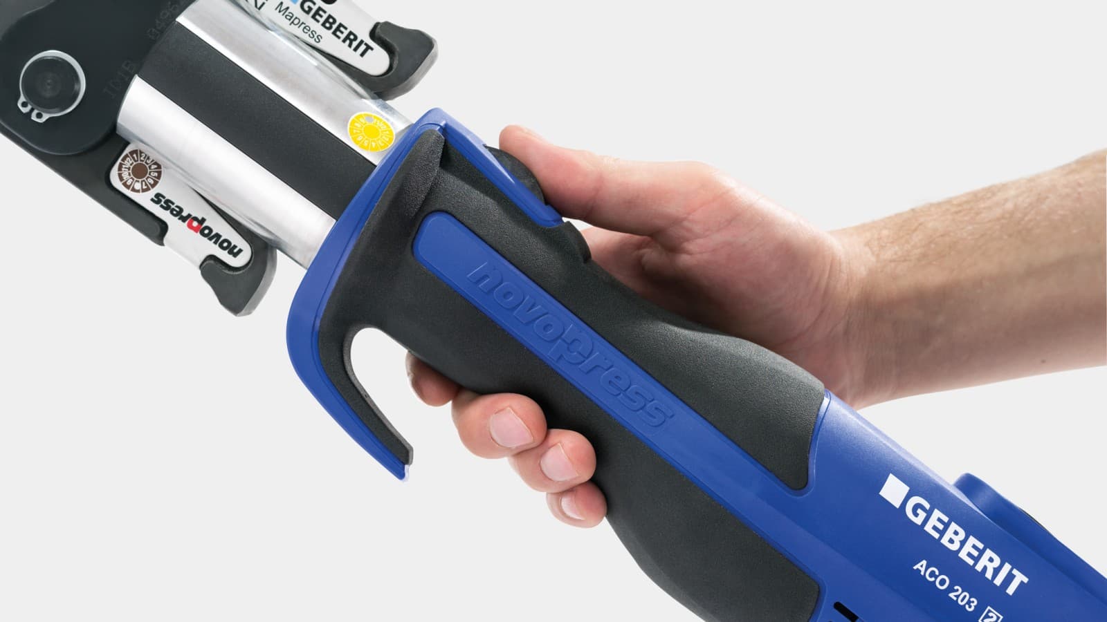Ergonomische Bedienung des Pressgeräts mit rutschfestem und kompaktem Griff Ergonomische Bedienung des Pressgeräts mit rutschfestem und kompaktem Griff