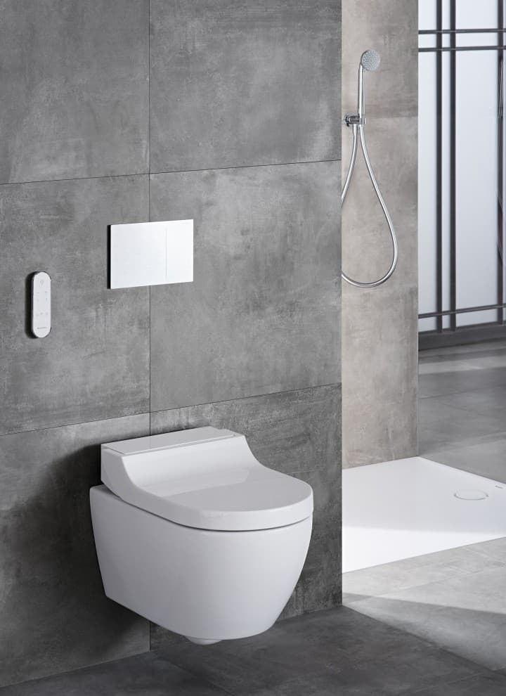 Dusch-WC Geberit AquaClean Tuma Classic in einem grauen Badezimmer Dusch-WC Geberit AquaClean Tuma Classic in einem grauen Badezimmer